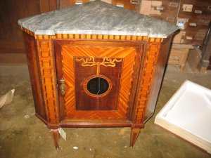 Restauratie van hoekkastje,  Louis XVI