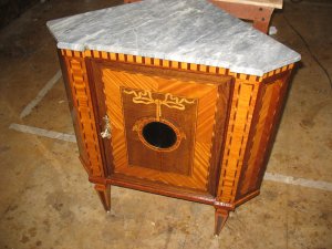 Eindresultaat van hoekkastje, Louis XVI